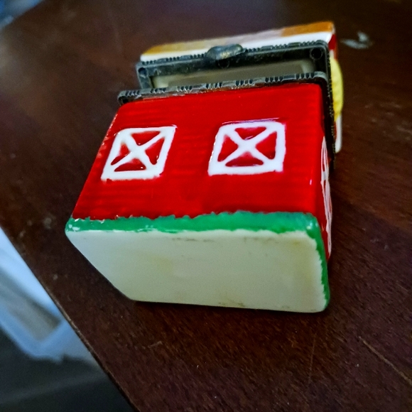 Vintage Red Barn Trinket Box with Black Rooster - Picture 8 of 8